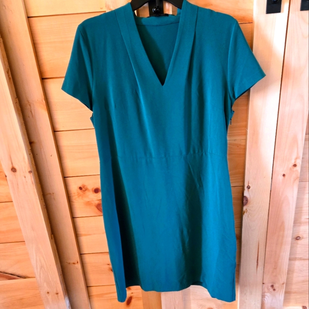 Hunter Emeral Green V-Neck Short Sleeve Dress